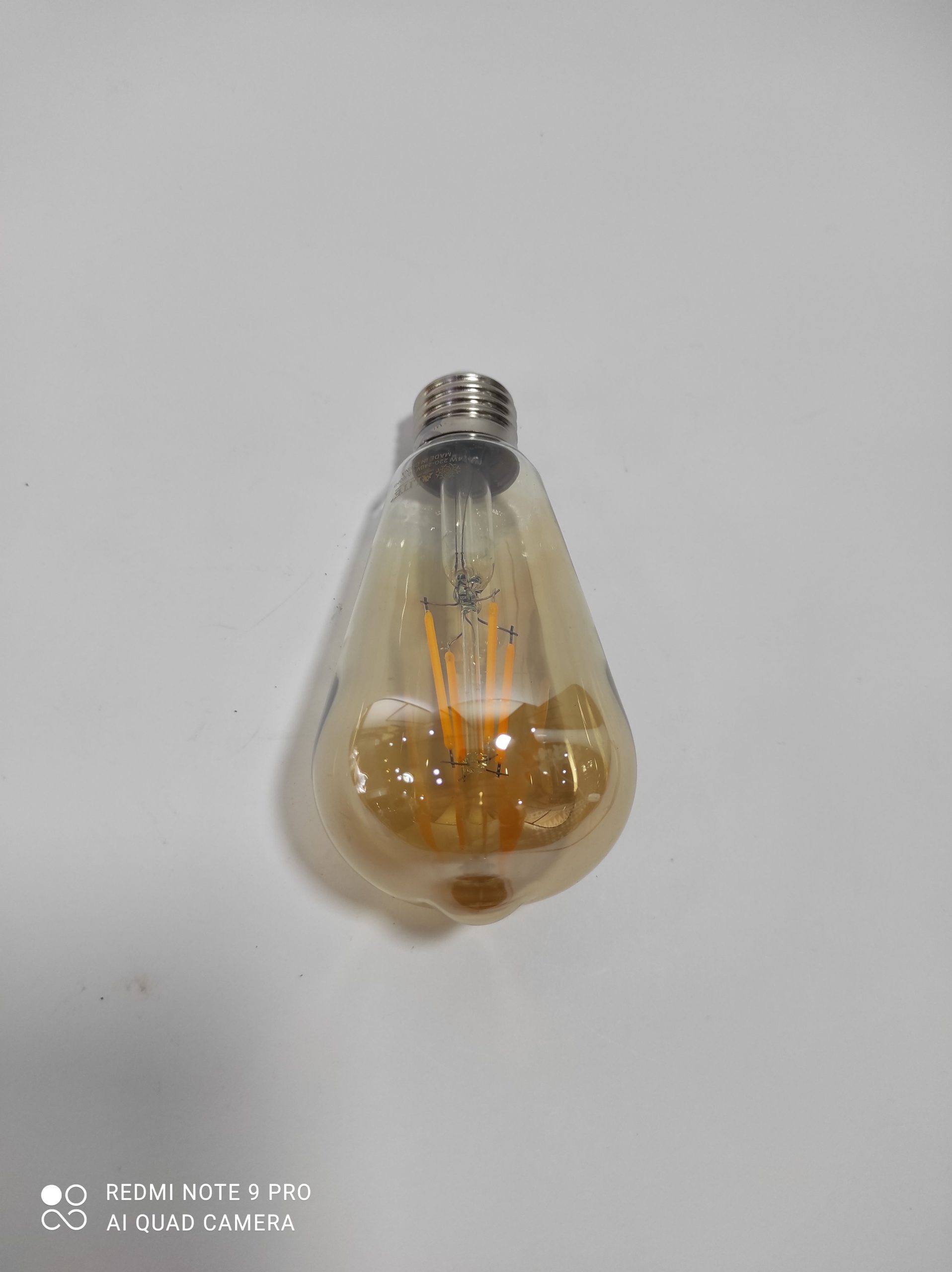 این لامپ فیلامینی یا شامپاین این لامپ فیلامینی یا شامپاین