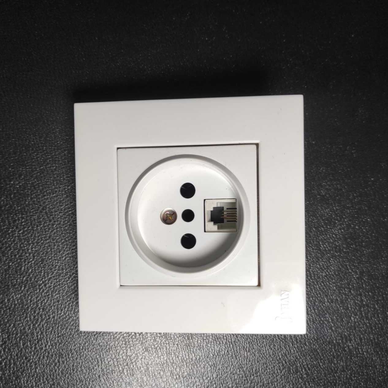 پریز تلفن جهان الکتریک مدل توکار پریز تلفن جهان الکتریک مدل توکار